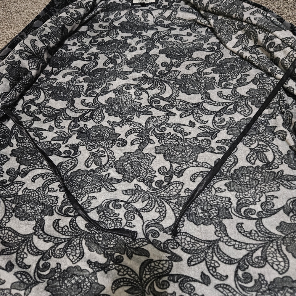 Nicole Miller Black and Gray Patterned Robe - Picture 6 of 6